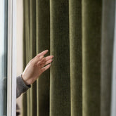 Cortinas térmicas opacas em chenille verde rubi com acabamento preto
